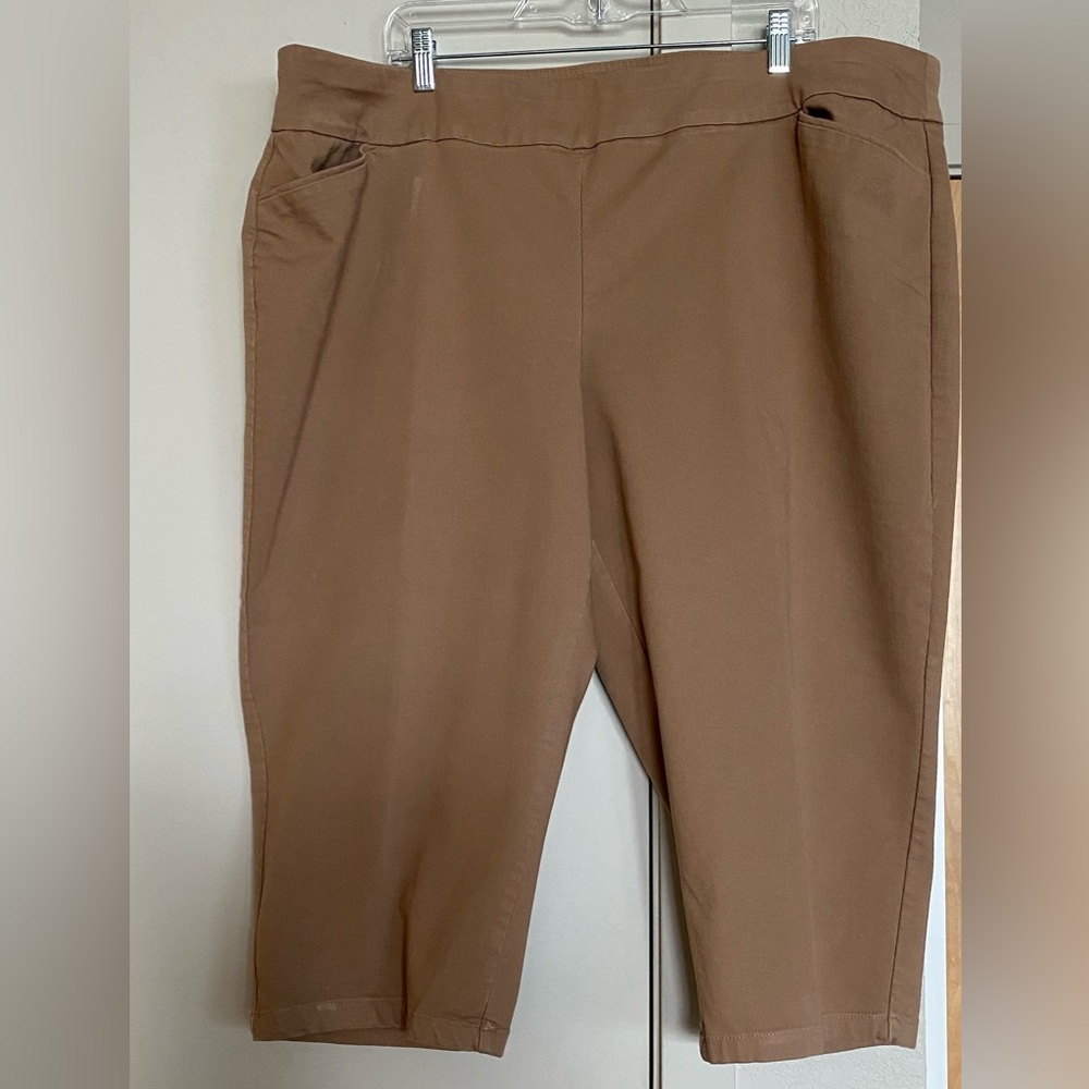 Plus size Croft and Barrow Capri pants.  Like new.